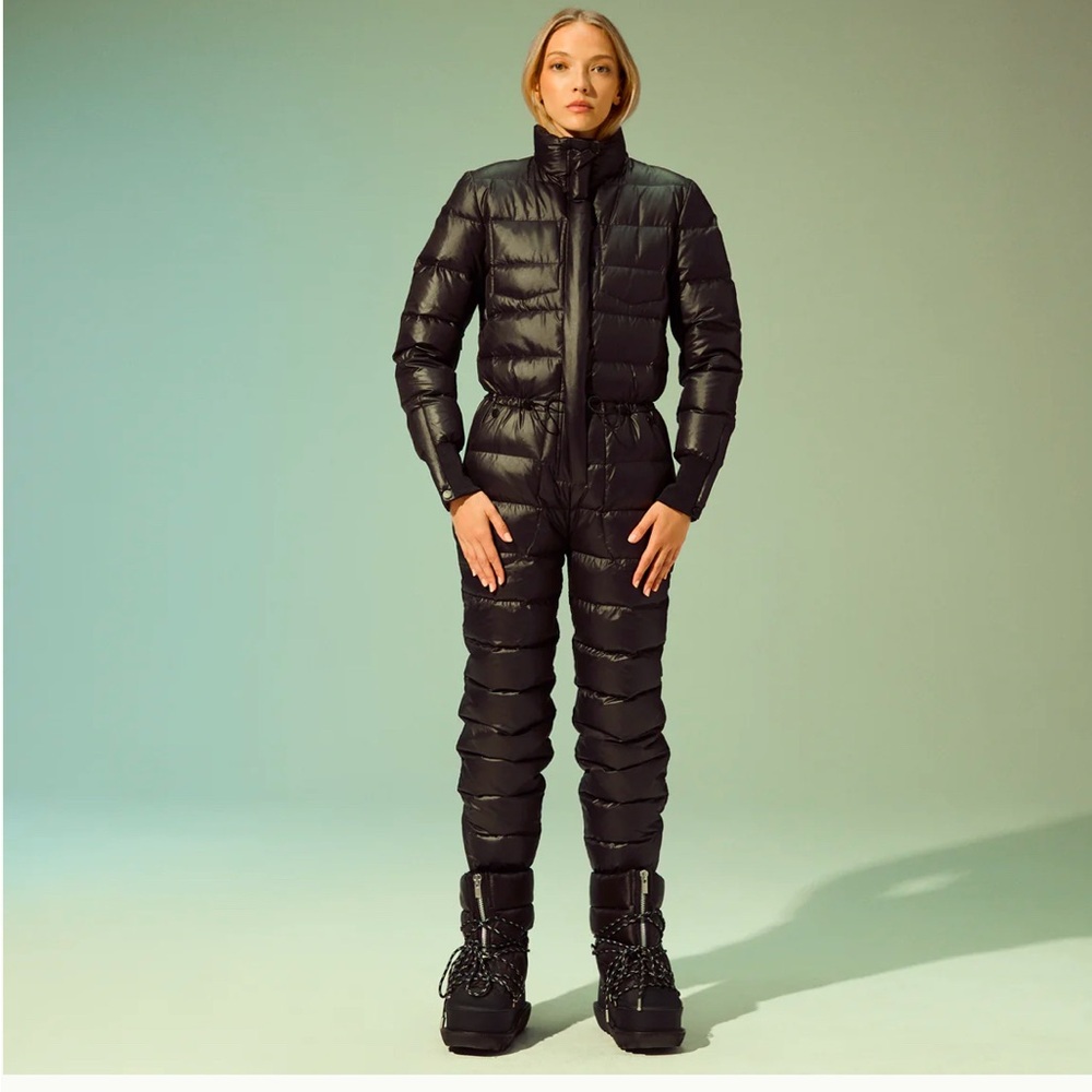 Luxton one piece snowsuit size smalll. Worn only twice and in great qualityty!